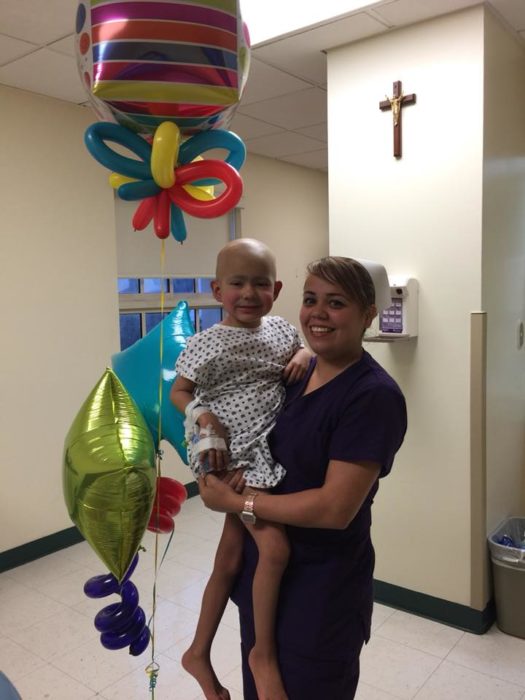 Gian Carlos en el hospital con globos, en los brazos de una enfermera