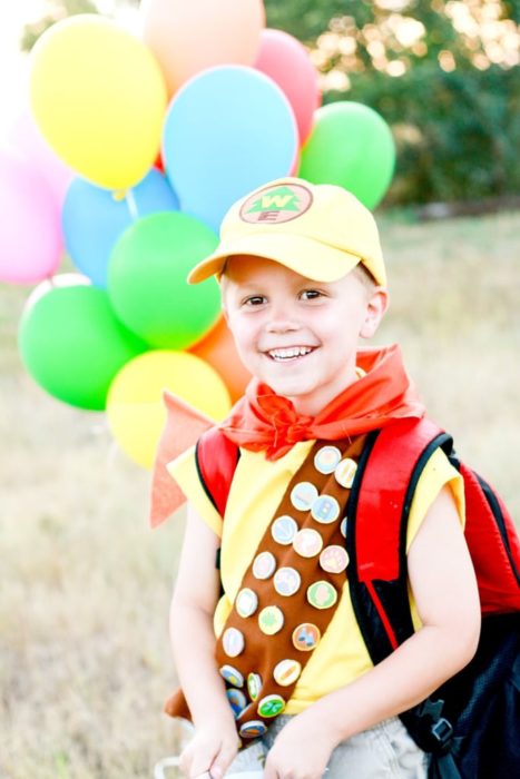 Niño con disfraz alusivo a la película de Up de Disney 