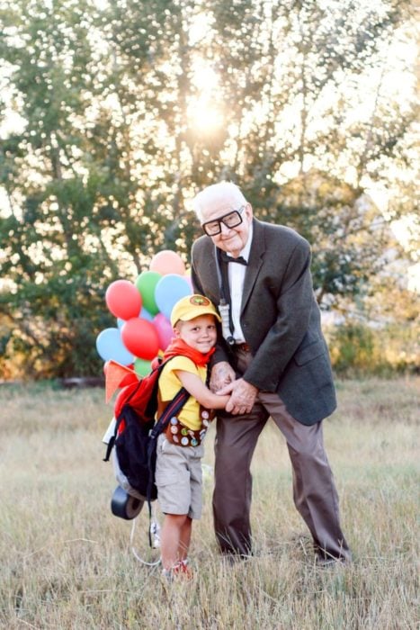 Fotografía de Rachel Perma inspirada en Up, película Disney, niño y abuelo disfrazados con ropa de exploradores, abrazados