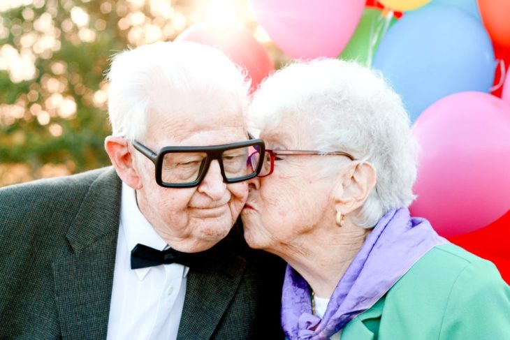 Fotografía de Rachel Perma inspirada en Up, película Disney, abuela besando en la mejilla a su pareja 