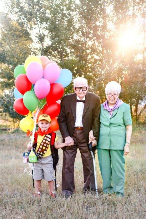 Fotografía de Rachel Perma inspirada en Up, película Disney, pareja de abuelos y su nieto tomados de la mano, sonriendo para una foto instantánea 