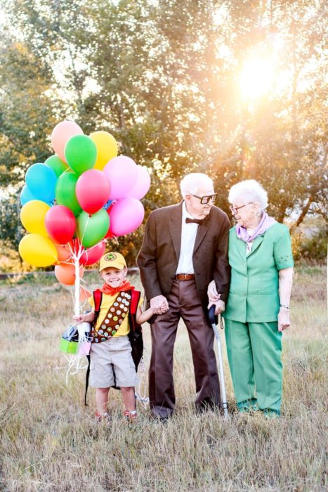 Fotografía de Rachel Perma inspirada en Up, película Disney, pareja de abuelos tomados de la mano mirándose a los ojos