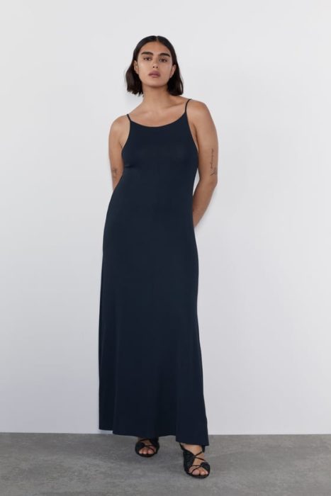 Jill Kortleve modelando un vestido negro largo para Zara