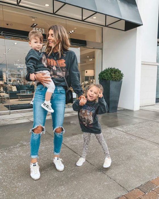 Madre e hijos vistiendo sudaderas grises y jeans de mezclilla azul