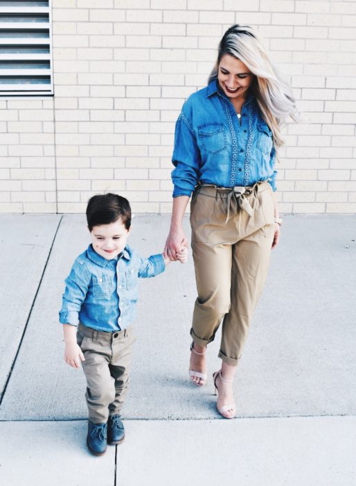 Madre e hijo con outfits iguales en pantalones beige, camisas azules y zapatos beige