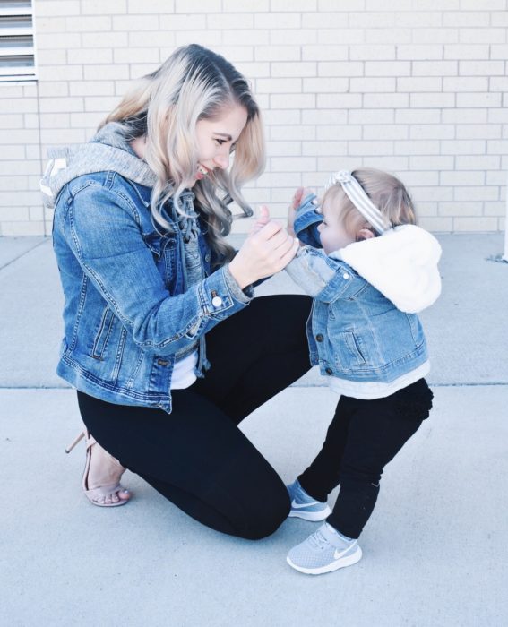 Madre e hija con jenas oscuros, chaqueta de mezclilla y sudadera gris claro