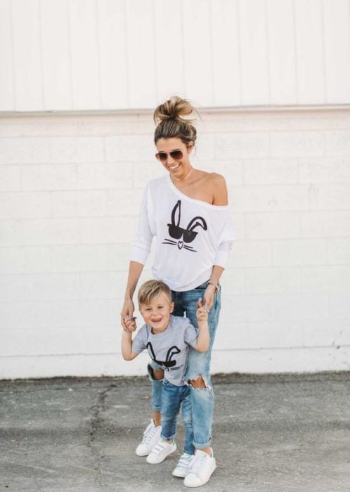 Madre e hijo usando camisas con estampados de conejo y pantalones de mezclilla