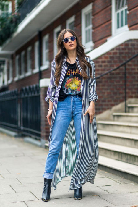 Outfits para otoño; chica de cabello castaño largo con camisa de banda rockera Def Leppard, kimono rayado y mom jeans