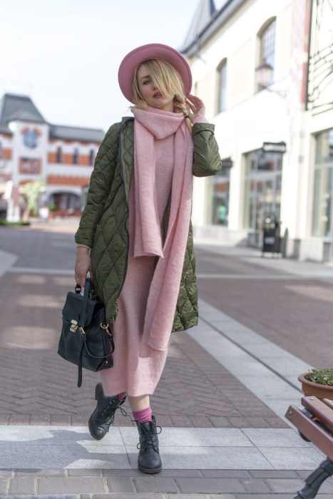 Outfits para otoño; chica caminando en la calle, con sombrero, vestido y bufanda grande rosas, con chamarra verde cocodrilo