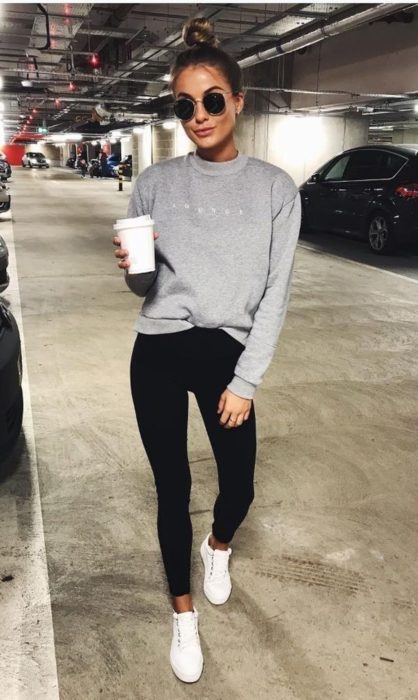 Chica usando mayas, sudadera gris y tenis de color blanco 