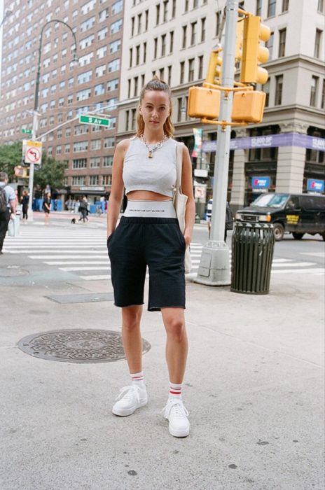 Estudiantes de Parsons y New School muestran sus atuendos para su primer día de clases; chica en la calle con outfit deportivo unisex