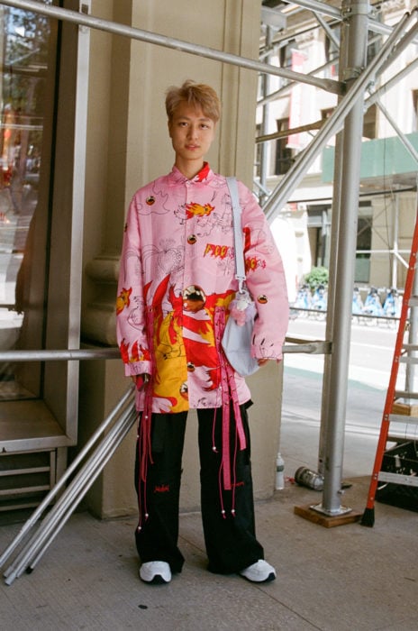 Estudiantes de Parsons y New School muestran sus atuendos para su primer día de clases; chico asiático con kimono rosa