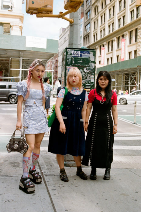 Estudiantes de Parsons y New School muestran sus atuendos para su primer día de clases; tres amigas en la calle vestidas a la moda