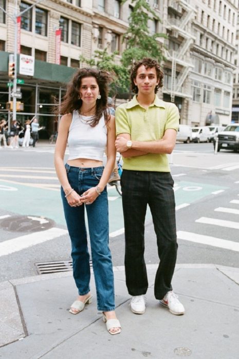 Estudiantes de Parsons y New School muestran sus atuendos para su primer día de clases; pareja vestida retro, pantalones anchos y camisa tipo polo