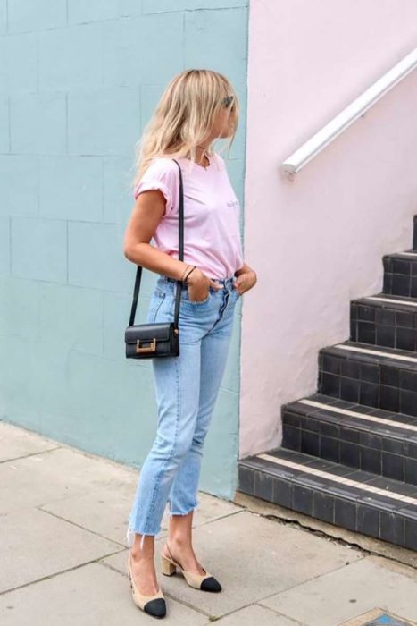 Chica usando unos jeans y blusa de color rosa 