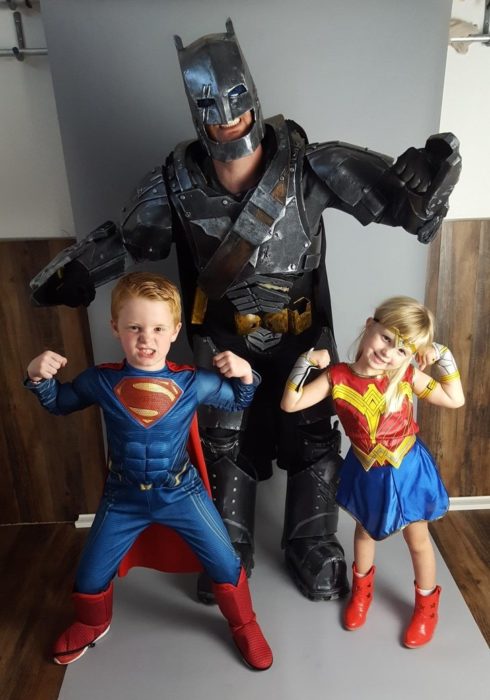 Papá e hijos disfrazados de superhéroes