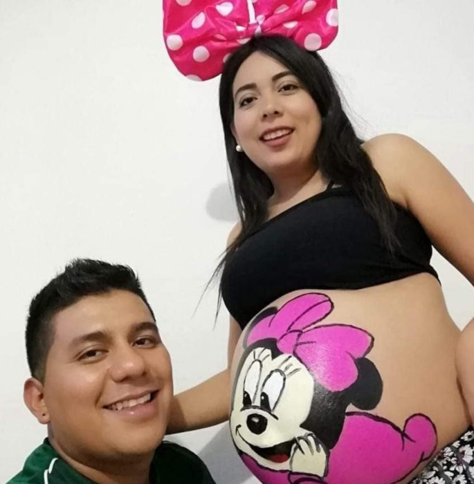 Historia de amor con final triste; chico cuenta cómo fue la vida con su novia; pareja esperando bebé, mujer con Minnie Mouse dibujada en la panza