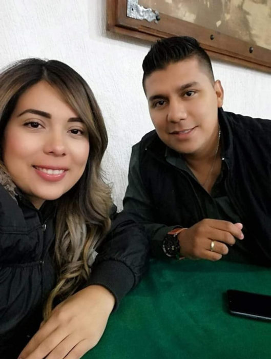 Historia de amor con final triste; chico cuenta cómo fue la vida con su novia; pareja de esposos sonriendo