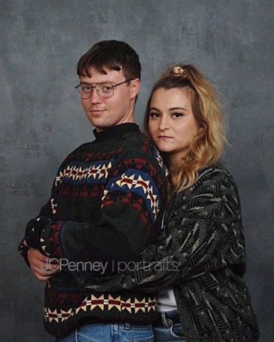 Madison Moxley y Mason Whitis en sesión de fotos de compromiso, usando outfit de los 80, abrazados por la espalda