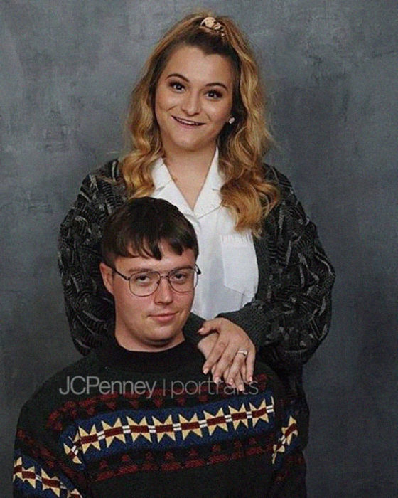 Madison Moxley y Mason Whitis en sesión de fotos de compromiso, usando outfit de los 80, ella recargando su manos sobre el hombre de él