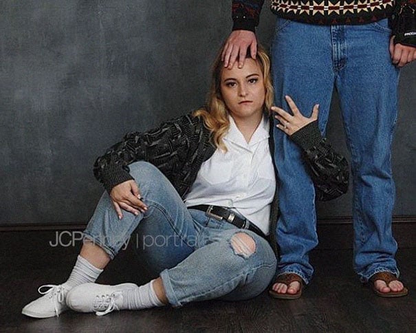 Madison Moxley y Mason Whitis en sesión de fotos de compromiso, usando outfit de los 80, sentados en el piso 