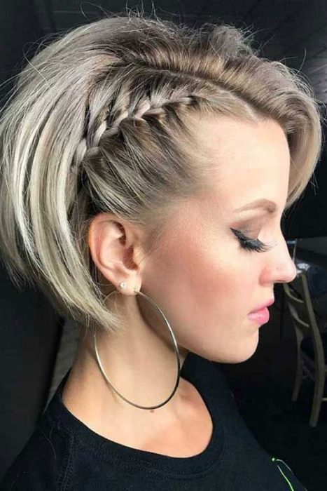 Mujer de perfil con corte bob peinado a trenza lateral