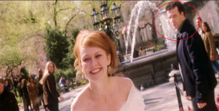 Escena de spiderman Mary Jane corriendo vestida de novia por una plaza