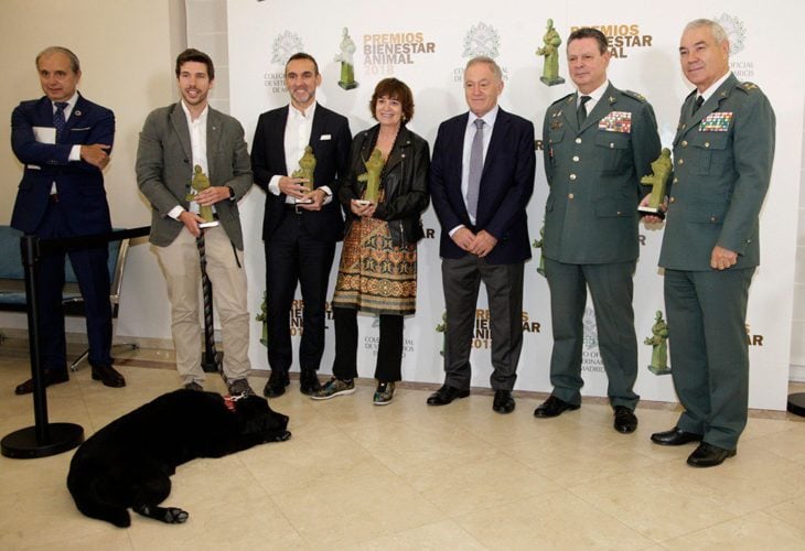 Lass y la familia de su dueño cuando le dieron el reconocimiento del Colegio Ofical de Veterinarios de Madrid