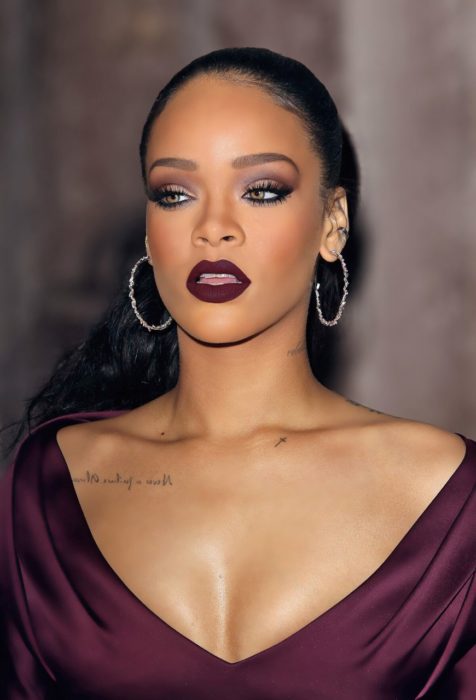 Rihanna con labial color vino