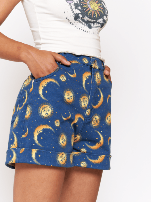 Ropa de constelaciones; short azul claro con lunas, soles y estrellas