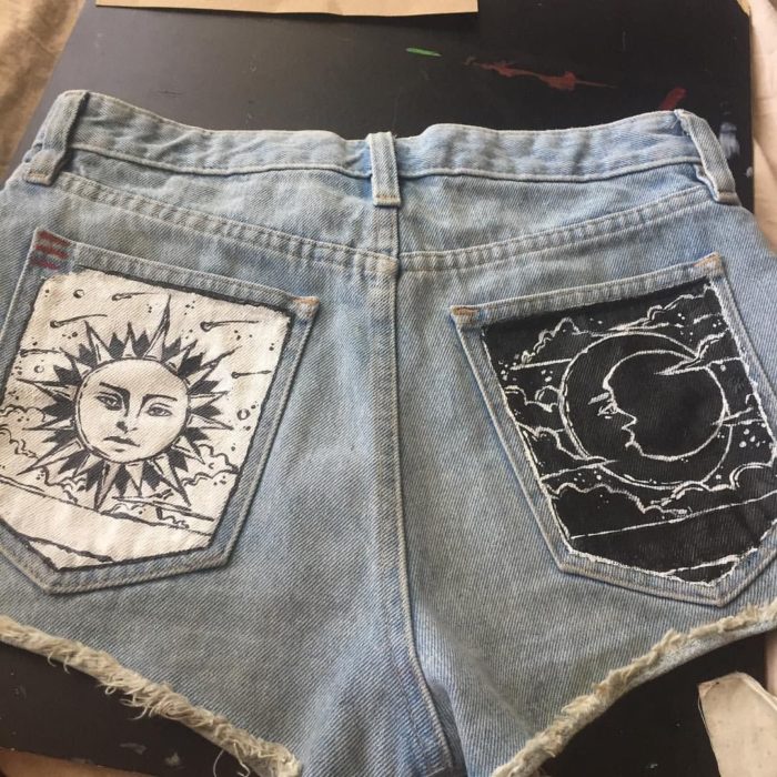 Ropa de constelaciones; short con bolsas traseras pintadas con sol y luna