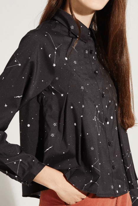 Ropa de constelaciones; camisa negra con estrellas y lunas