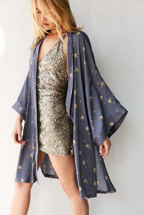 Ropa de constelaciones; kimono azul con estrellas doradas