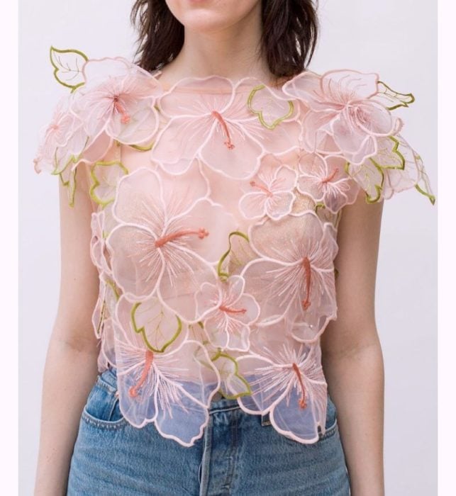 Ropa femenina de Lirika Matoshi; blusa semitransparente con patrones de flores