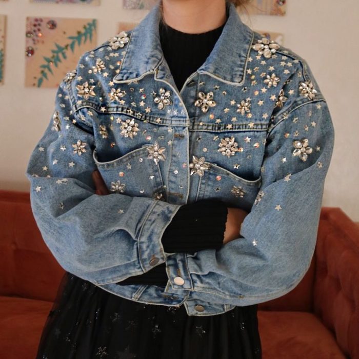 Ropa femenina de Lirika Matoshi; chamarra de mezclilla oversized decorada con flores y estrellas de pedrería