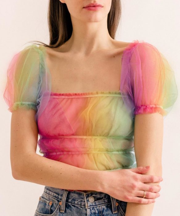 Ropa femenina de Lirika Matoshi; blusa de tela de gasa de colores del arcoíris