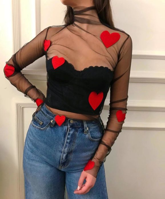 Ropa femenina de Lirika Matoshi; top transparente de tela de gasa negra con corazones rojos