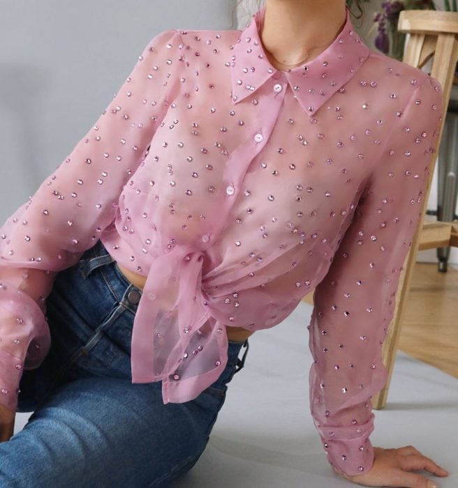 Ropa femenina de Lirika Matoshi; camisa de botones semitransparente con tela de gasa rosa y pedrería