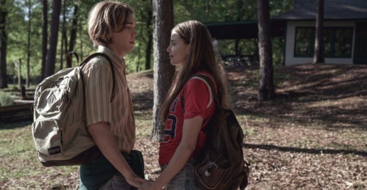 Charlie Plummer y Kristine Froseth en la serie Buscando a Alaska