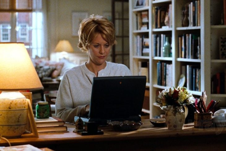 Escena de la película 'You got a mail' donde la protagonista escribe un correo en su computadora portatil