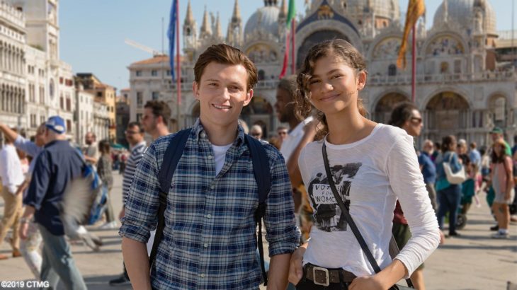 Tom Holland y Zendaya en una plaza con un castillo de fondo