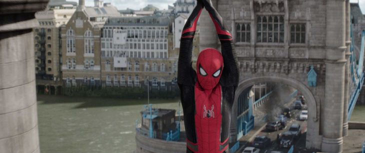 Spider-Man en una escena de 'Lejos de casa' cruzando un río con el fondo de edificios