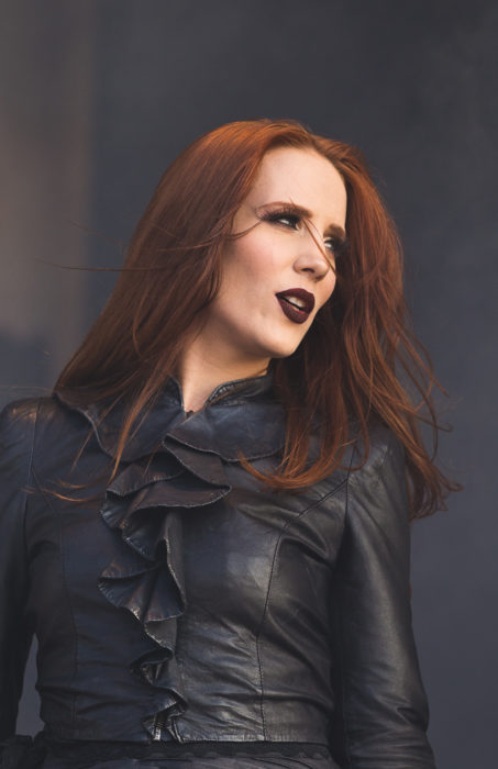 Simone Simons con labios color vino