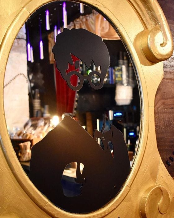 Espejo con rotulado de Harry Potter en la cafetería Steamy Hallow