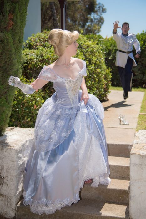 Mandy Pursley recrea en un jardín la escena de Cenicienta cuando escapa del príncipe dejando su zapato en la escalera