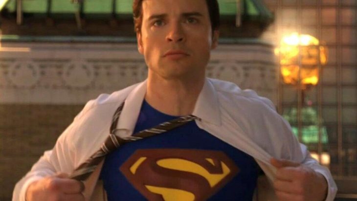 Tom Welling en una escena de Smallville cuando se abre la camisa y se ve su traje de Superman