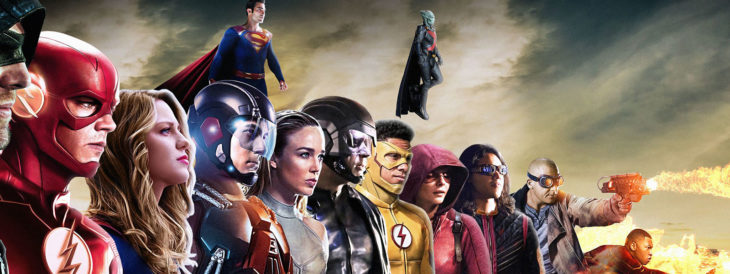 Personajes del Arrowverse en una fila y dos volando arriba