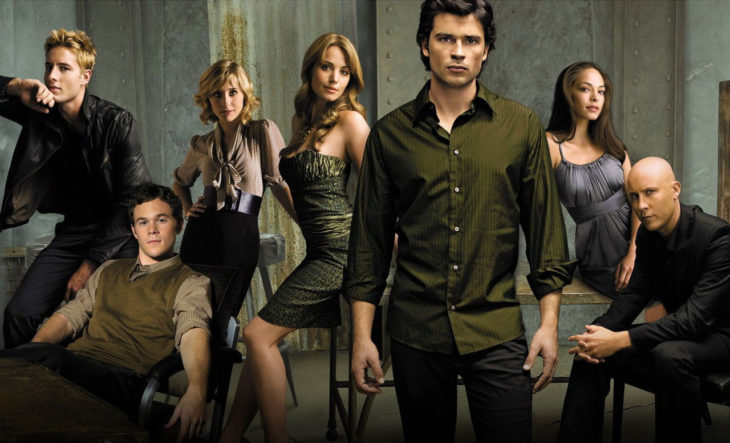 los personajes de Smallville con Tom Welling al centro