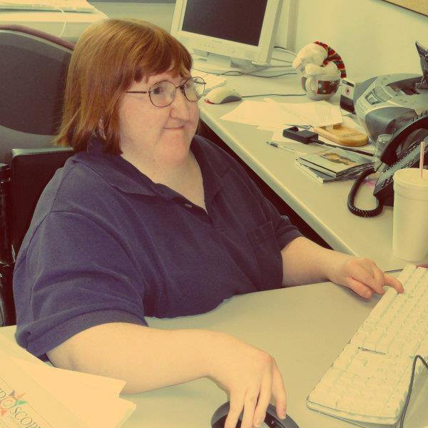 Melissa Blake escribiendo en una computadora en una oficina