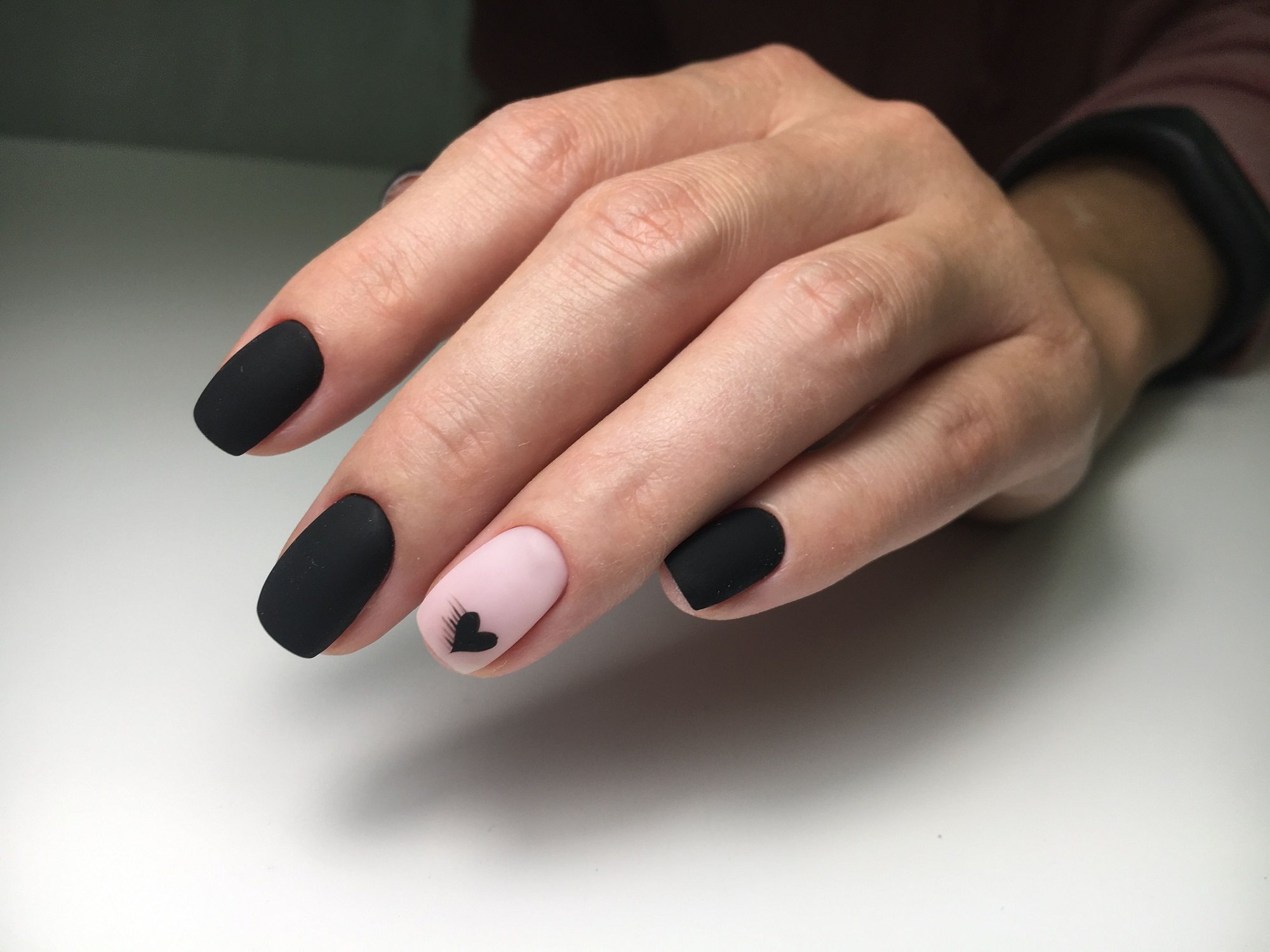 Las uñas negras son la tendencia de manicura ideal para hacer tus dedos más  largos  Telvacom